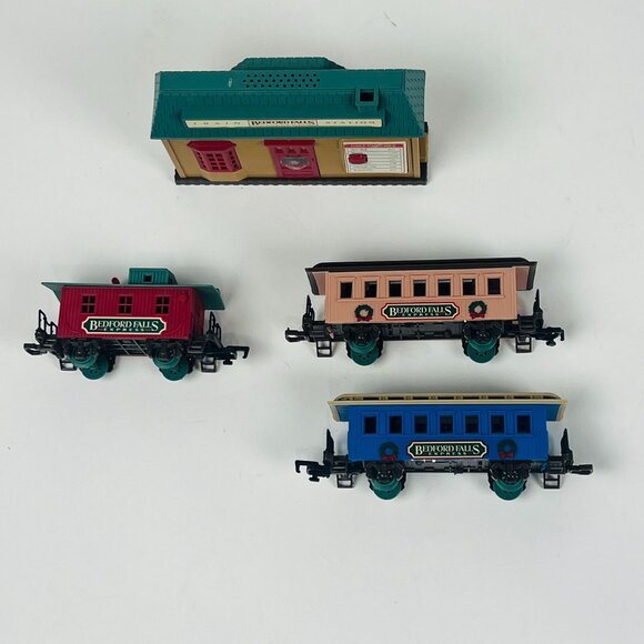 Bedford Falls Express Village Train Set With Station & 3 Train Cars NO ENGINE - Picture 7 of 7